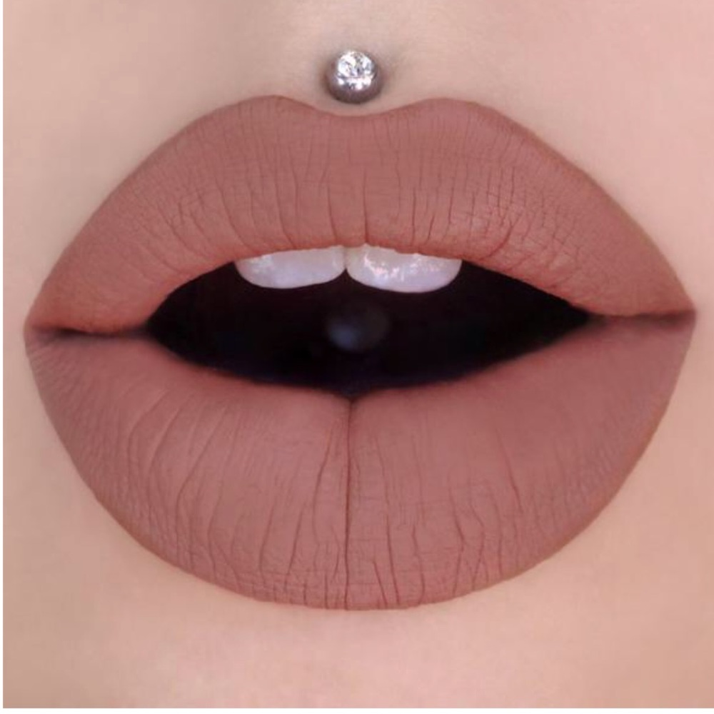 Jeffree Star Velour Lipstick in  “Celebrity Skin”